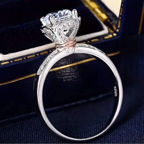 Certified 1 carat moissanite ring - Picture 1 of 8